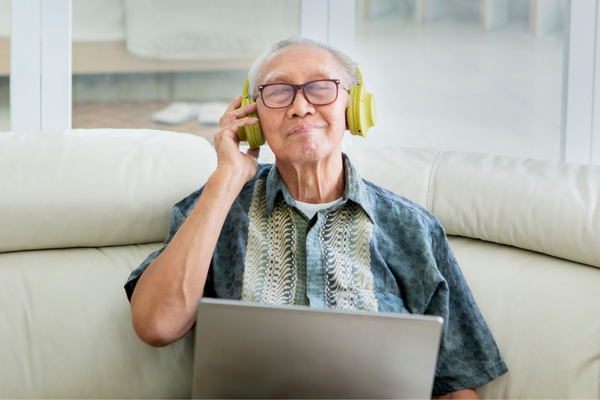 Man met dementie luistert naar muziek op de bank en geniet